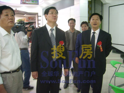 開(kāi)幕式結(jié)束之后有關(guān)領(lǐng)導(dǎo)參觀 開(kāi)幕式結(jié)束之后有關(guān)領(lǐng)導(dǎo)參觀