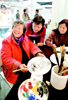 工藝美術師現(xiàn)場繪制瓷板