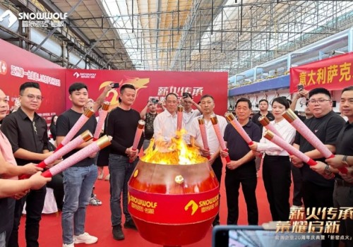 慶賀！雪狼頂配巖板生產(chǎn)線成功點火！