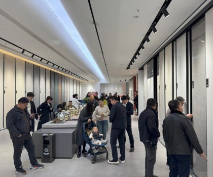 獅王瓷磚“云脈覺醒”發(fā)布會(huì)：共繪新藍(lán)圖 共贏2025！