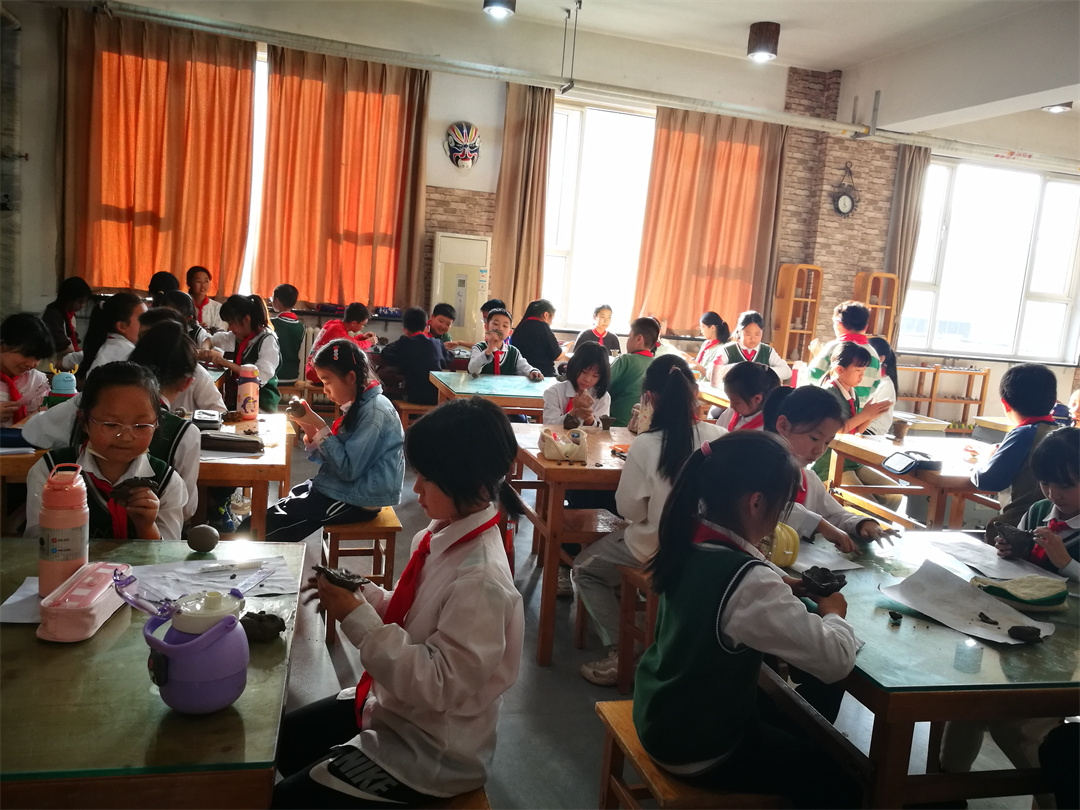 1714356643175148.jpg “大國小工匠”――盛世長安小學(xué)陶藝社團(tuán)開展“五一”指尖創(chuàng)意技能競賽活動02.jpg