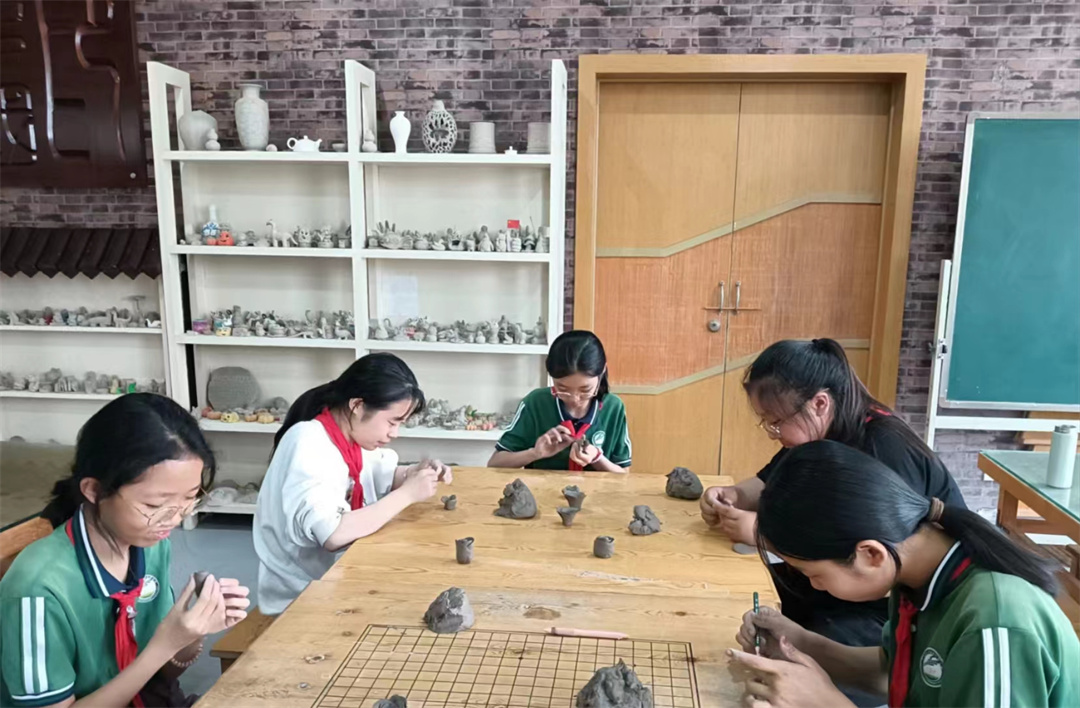 1714356653588030.jpg “大國小工匠”――盛世長安小學(xué)陶藝社團(tuán)開展“五一”指尖創(chuàng)意技能競賽活動04.jpg